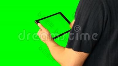 使用绿色<strong>屏</strong>幕平板电脑的人从5倍于大<strong>屏</strong>幕4。 铬键绿色<strong>屏</strong>幕。 高清。